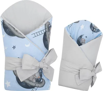 Zdjęcie produktu dla Chusta dwustronna New Baby pluszowy miś w pokoju 80x80 cm