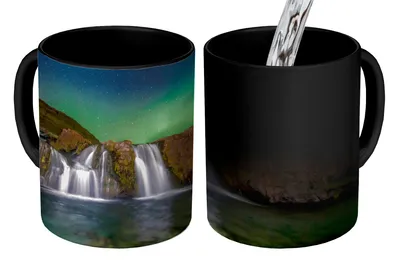 Obrázek produktu pro KitchenYeah® Magický hrnek Magický hrnek Magická polární záře - vodopád - Island - příroda 350 ml hrnek měnící barvu nápad na dárek - magický hrnek - fotohrnek - keramické hrnky - obrázky - hrnek na kávu -