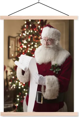 Produktbild von MuchoWow® Textilposter Die Leseliste des Weihnachtsmanns mit einem Weihnachtsbaum im Hintergrund 120x160 cm mit holzfarbenen Rahmen - Plakatkarton