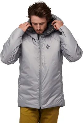 M Belay Parka von Black Diamond in hellgrau; getragen von einem Mann mit Kapuze; der die Jacke an den Schultern hält.
