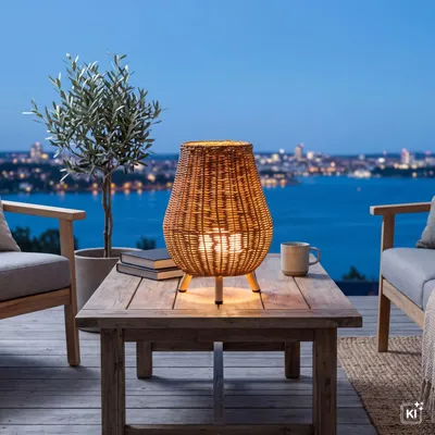 Produktbild von Tragbare Tischlampe außen Rattan LED Akku IP54 H: 32,5 cm Fernbedienung Dimmer kabellose Außenleuchte Tischlampe Balkon Terrasse, KI-generiertes Bild