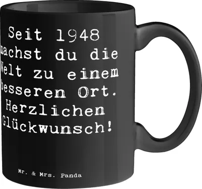 Produktbild von Mr. & Mrs. Panda Tasse Spruch 1948 Geburtstag - Schwarz - Geschenk, Erinnerungen, Kaffeetasse, Trinkbecher, Veränderungen seit, großartige Lebensjahre, Keramikbecher