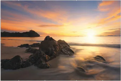 Produktbild von Wallario Wandbild Sonne über dem Meer mit Felsenlandschaft, Größe: 61 x 91,5 cm, Poster mit rahmenlosen Bildhalter