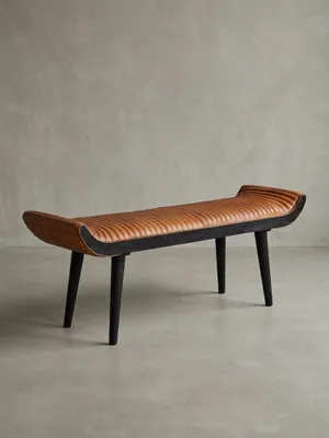 Gesamtübersicht der Design-Bank aus Echtleder und Massivholz. Die harmonische Kombination aus warmem Braun und dunklem Holz für ein modernes Ambiente._#sku_BARWL6.014#