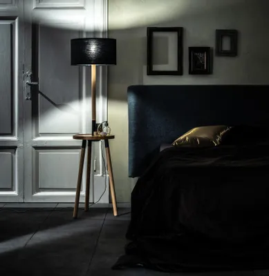Produktbild von Acrux Stehleuchte aus schwarzem Buchenholz mit Stoffschirm, integrierter kabelloser Ladefunktion und USB-Anschluss – Modell LA/133/N