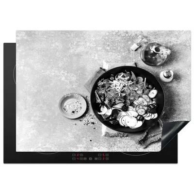 Produktbild von KitchenYeah© Herdabdeckplatte Eine Schüssel mit frischem Salat - schwarz und weiß , 75x52cm, Küche Deko, Glaskeramikkochfeld Herdabdeckung, Abdeckplatte fùr Kochfeld