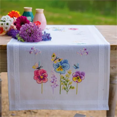 Productafbeelding van Runner voor op tafel, te borduren met kruissteken, merk Vervaco, model "Viole del pensiero", bedrukt ontwerp, 40x100 cm