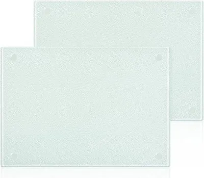 Zdjęcie produktu dla Szklana deska do krojenia - przezroczysta - 28 x 20 cm - Szkło odporne na wysokie temperatury z antypoślizgowymi nóżkami - do kuchni i stołu