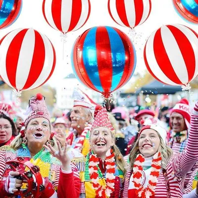 Image de Décorations de carnaval avec des colliers de fleurs et des accessoires de fête