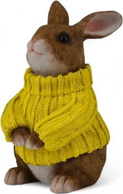Produktbild von Deko Hase mit gelbem Pullover – Sitzende Hasenfigur aus Kunstharz 23,5 cm