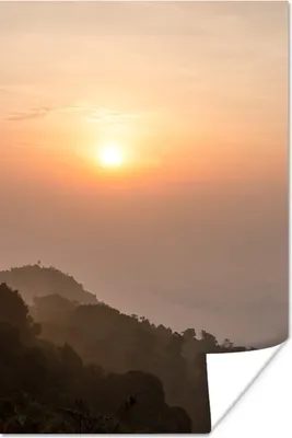 Produktbild von MuchoWow® Poster Der Sonnenuntergang erhebt sich über den Bergen des Phu Hin Rong Kla Nationalparks. 40x60 cm - Plakate für die Wand - Poster Babyzimmer
