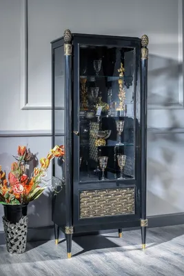 Produktbild von Casa Padrino Luxus Barock Vitrine Schwarz / Gold - Prunkvoller Massivholz Vitrinenschrank mit Glastür - Luxus Möbel im Barockstil - Barock Möbel - Edel & Prunkvoll