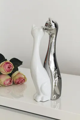 Produktbild von Gilde Figur, Katze, Flores, Keramik, weiß, silberfarben, VE 2 Höhe: 30.00 cm Breite: 12.00 cm Tiefe: 9.00cm 47091