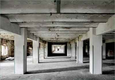 Produktbild von Wallario Fototapete Vliestapete, seidenmatte Oberfläche, einfache Verarbeitung, Größe 200 x 140 cm, Motiv Alte Industriehalle - einsame Lagerhalle einer Brauerei