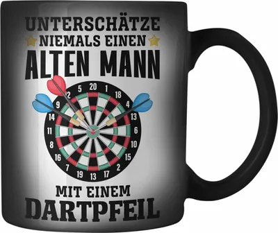 Produktbild von Trendation - Dart Farbwechsel Zauber-Tasse Unterschätze Niemals Einen Alten Mann Mit Einem Dartpfeil Spruch Männer Dart-Spieler Geschenkidee (Schwarz)