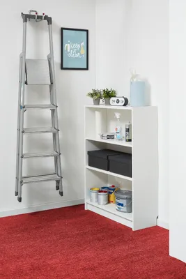 Rote Filzfliesen, verlegt im Arbeitszimmer, praktisch und modern 