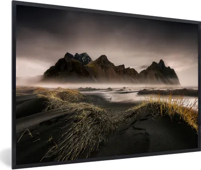 Produktbild von MuchoWow® Gerahmtes Poster Norwegische Berge und Fjorde 60x40 cm - Poster mit Schwarzem Bilderrahmen Wandposter Rahmen Foto Bilder - Printing - Wanddeko Schlafzimmer