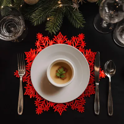 Produktbild von Silikon-Topflappen und Tischset Schneeflocke - Rot - für Pfannen, Teller und Schüsseln - hitzebeständig und rutschfest - weihnachtliche Tisch- und Küchendekoration - Ø 38 Cm - 1 Stück [59703C]., KI-generiertes Bild