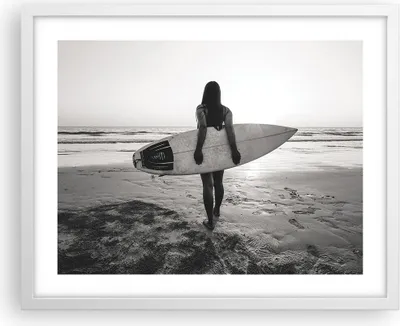 Produktbild von Gerahmtes Poster - Weißer Rahmen - Frau Strand Surfen - 50x40 cm - Wand Bild - Wanddeko - Wandbilder - Kunstposter - Wandposter - Bilderrahmen - Bilder - Kunstdruck - Wanddekoration - P2WAA50x40-5036