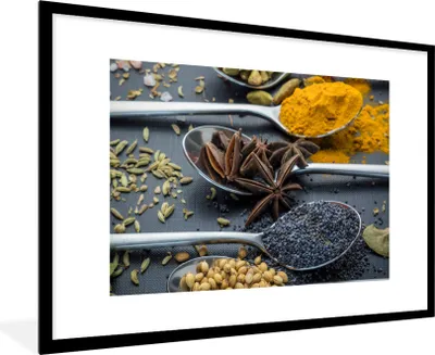 Produktbild von MuchoWow® Gerahmtes Poster Nahaufnahme Löffel mit Gewürzen und Kräutern 90x60 cm - Poster mit Schwarzem Bilderrahmen Wandposter Rahmen Foto Bilder - Wanddekoration - Fotos
