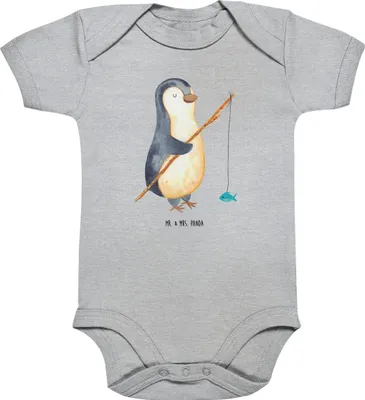 Produktbild von Mr. & Mrs. Panda Strampler Pinguin Angler 12. - 18. Monat - Heather Grey - Geschenk, Kurzarmbody, Geschenkidee, Babybody, Angelurlaub, overall baby, Fischer, Urlaub
