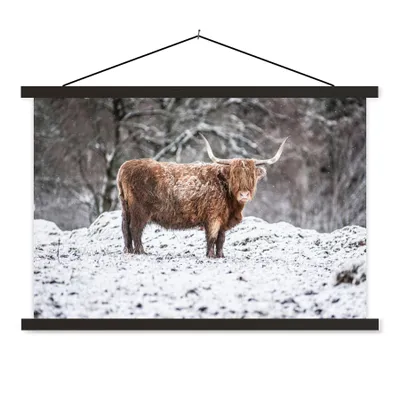 Produktbild von MuchoWow® Textilposter Schottischer Highlander - Baum - Schnee 60x40 cm mit schwarzem Rahmen - Hölzernes