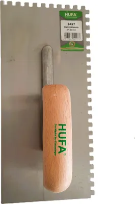 Produktbild von Hufa Glättekelle Stahl Holzgriff 280mm x 130mm 6x6mm gezahnt