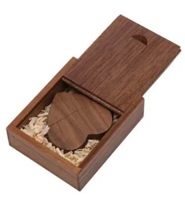 Obrázek produktu pro Set: USB dřevěné srdce 2.0 64GB a dřevěný box, ořech