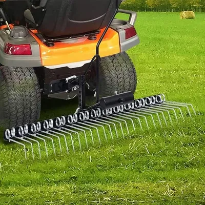 Produktbild von Vertikutierer für Aufsitzmäher 109 cm Arbeitsbreite, verzinkter Stahl mit 14 Doppelfedern, Moosentferner und Rasenlüfter für effiziente Gartenpflege und Unkrautbeseitigung