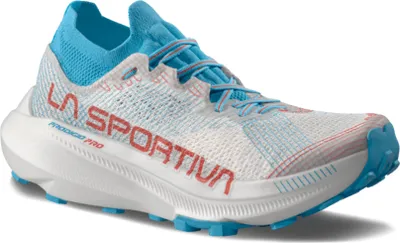 Trailrunning-Schuhe für Damen von La Sportiva; Modell Prodigio Pro Woman; in Weiß mit blauen und roten Akzenten.