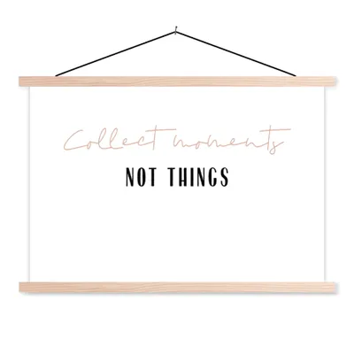 Produktbild von MuchoWow® Textilposter Text - Momente sammeln, nicht Dinge - Zitate 60x40 cm mit holzfarbenen Rahmen - Bilder