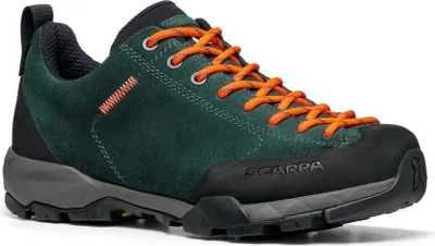 Damen Wanderschuh "Mojito Trail GTX Wmn" von Scarpa in Dunkelgrün mit orangefarbenen Schnürsenkeln.