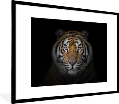 Produktbild von MuchoWow® Gerahmtes Poster Tiger - Wildtiere - Porträt - Schwarz - Tiere 80x60 cm - Poster mit Schwarzem Bilderrahmen Wandposter Rahmen Foto Bilder - Schlafzimmer-Dekorationen - Fotoposter