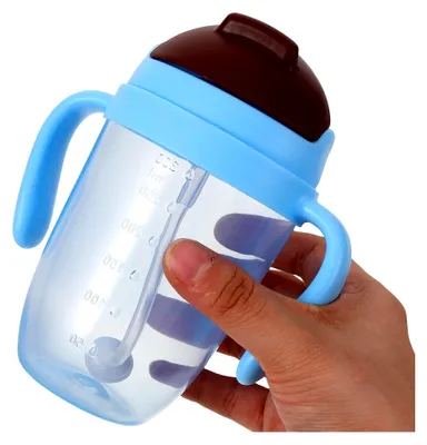 Produktbild von Auslaufsicherer Trinkbecher für Erwachsene 300 ml mit Strohhalm und Griff für Senioren und bettlägerige Patienten
