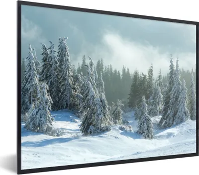 Produktbild von MuchoWow® Gerahmtes Poster Wald - Schnee - Winter 80x60 cm - Poster mit Schwarzem Bilderrahmen Wandposter Rahmen Foto Bilder - Schwarzem - Mit Gestell