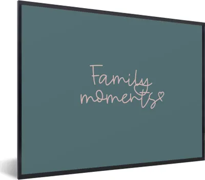 Produktbild von MuchoWow® Gerahmtes Poster Zitate - Familienmomente - Sprichwörter 80x60 cm - Poster mit Schwarzem Bilderrahmen Wandposter Rahmen Foto Bilder - Schwarzem - Mit Gestell