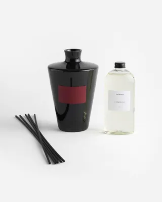 Produktbild von Duftdiffusor Set aus Glas in Schwarz mit wärmenden Duftnoten von Ambra, Patschuli und Zimt