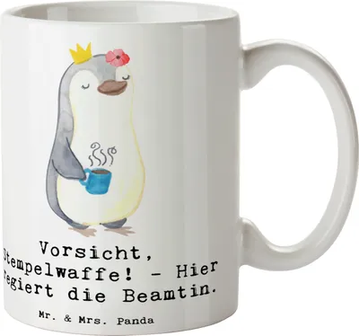 Produktbild von Mr. & Mrs. Panda Kaffeebecher Beamtin Stempelwaffe - Weiß - Geschenk, Teetasse, Hingabe, bedruckt, personalisierte Geschenke, Kollegin, Hier regiert die, Keramiktasse