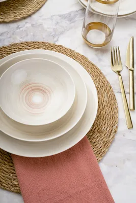Produktbild von Hermia Concept, Hochwertiges 24-teiliges Dinner Set aus 100% Porzellan | 6 Servierplatten (25x25cm), 6 Teller (20x20cm), 6 Schalen (15x15cm), 6 Dessertteller (20x20cm) | Spülmaschinen- und mikrowellenfest, ideal für jeden Anlass.
