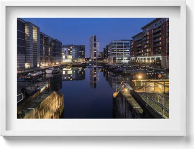 Produktbild von Die Stadt Leeds bei Nacht beleuchtet– Wandbild mit Rahmen – Gerahmtes Bild  – Wanddekoration – 70x50 cm –  Weiß Rahmen