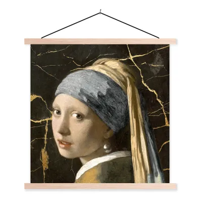 Produktbild von MuchoWow® Textilposter Mädchen mit Perlenohrring - Gold - Schwarz 40x40 cm mit holzfarbenen Rahmen - Posterleiste