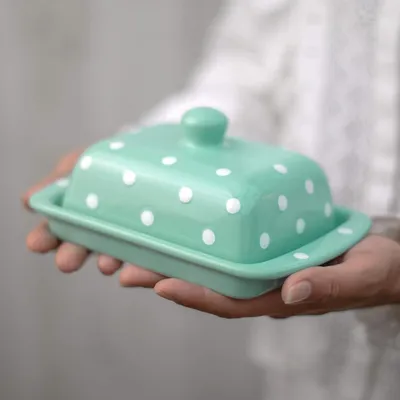 Produktbild von Handgefertigte Keramische Butterdose mit Deckel in Blau-Weiß Polka Dot Muster