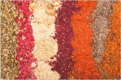Produktbild von Wallario Wandbild Bunte Gewürze in Streifen - Chili, Curry usw, Größe: 61 x 91,5 cm, Poster mit rahmenlosen Bildhalter