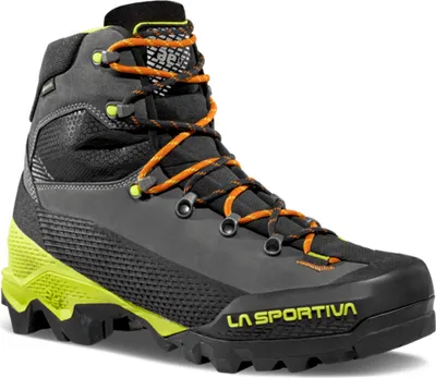 Schwarze Bergschuhe "Aequilibrium LT GTX" von La Sportiva mit gelben und orangefarbenen Schnürsenkeln.