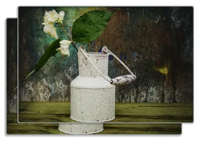 Produktbild von Wallario Frühstücksbrettchen 2er Set aus Glas, je 20 x 30 cm, mit rutschfesten Füßen, Motiv Jasmin Blumen in einer alten Milchkanne