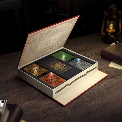 Produktbild von Harry Potter Spielkarten Box Set (4 Decks)