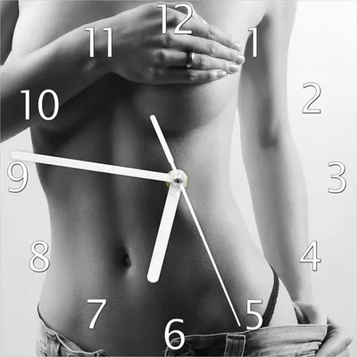 Produktbild von Wallario Design Wanduhr Halbnackte Frau mit Jeans aus Echtglas, Größe 20 x 20 cm