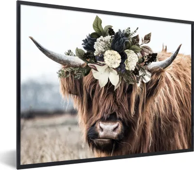 Produktbild von MuchoWow® Gerahmtes Poster Schottische Highlander - Blumen - Hoorn 80x60 cm - Poster mit Schwarzem Bilderrahmen Wandposter Rahmen Foto Bilder - Schwarzem - Mit Gestell
