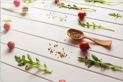 Produktbild von Wallario Wandbild Küche  Ruccola, Tomaten und Gewürze, Größe: 61 x 91,5 cm, Poster mit rahmenlosen Bildhalter
