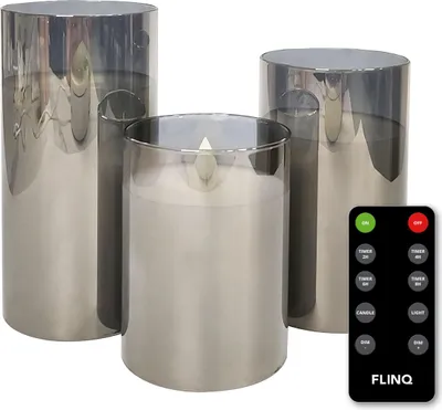 Produktbild von FlinQ LED-Kerzen mit beweglicher Flamme im Smoke-Glas – inkl. Fernbedienung mit Timer & Dimmfunktion – Stabkerzen – 3er-Set – Silber